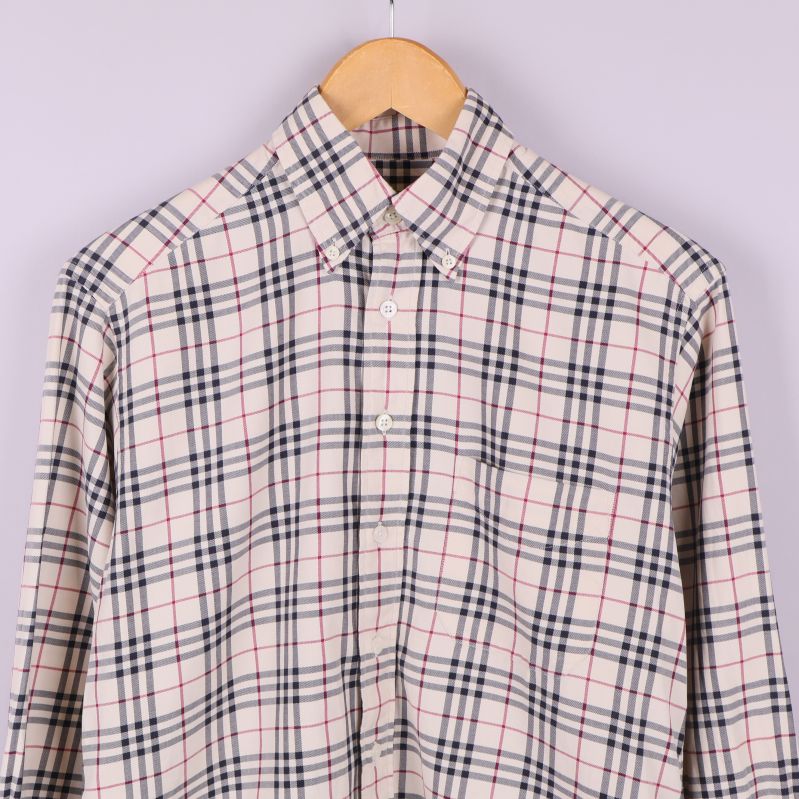 Närbild på skjortans krage och överdel framtill