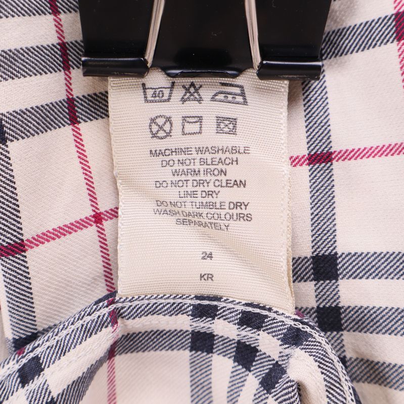 Tvätt- och materialetikett i skjortan