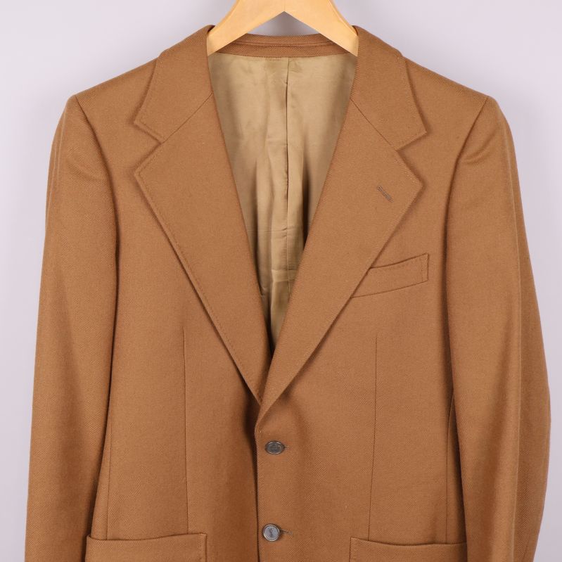 Kavaj framifrån med knappstängning och slag