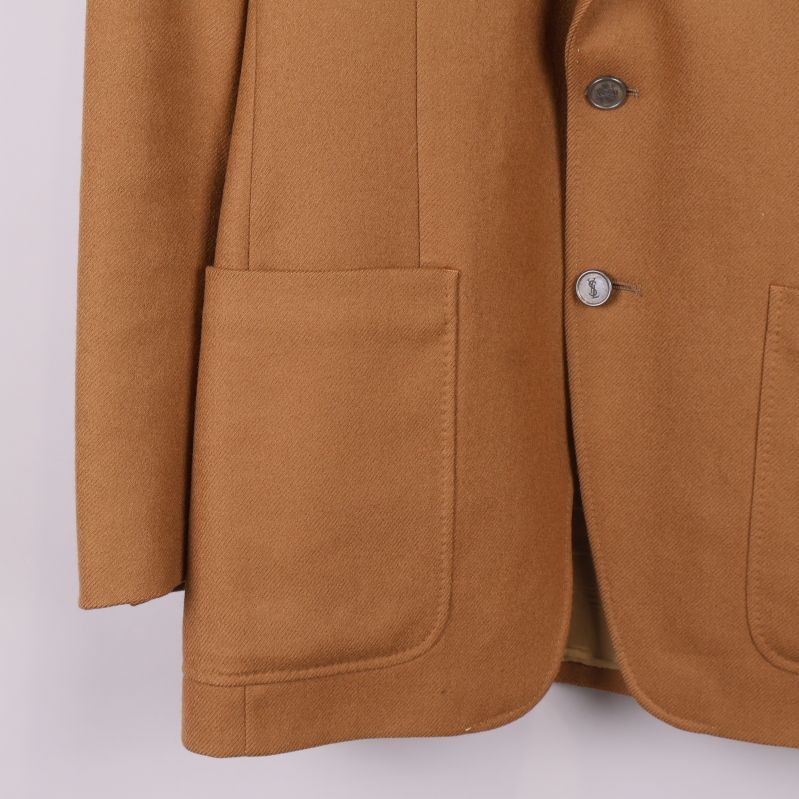 Närbild på vänster ficka och kavajens framsida