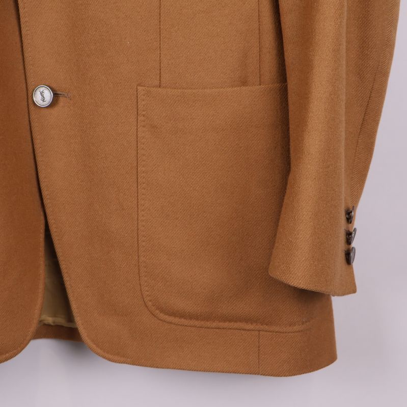 Närbild på höger ficka och ärm på kavajen