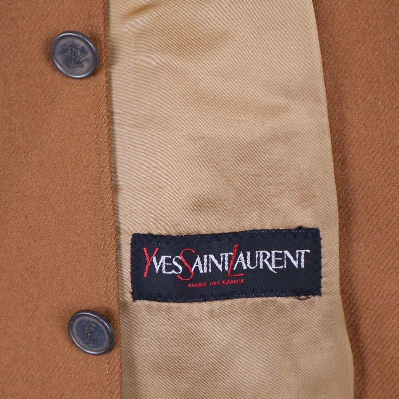 Yves Saint Laurent-märke på insida av kavajen