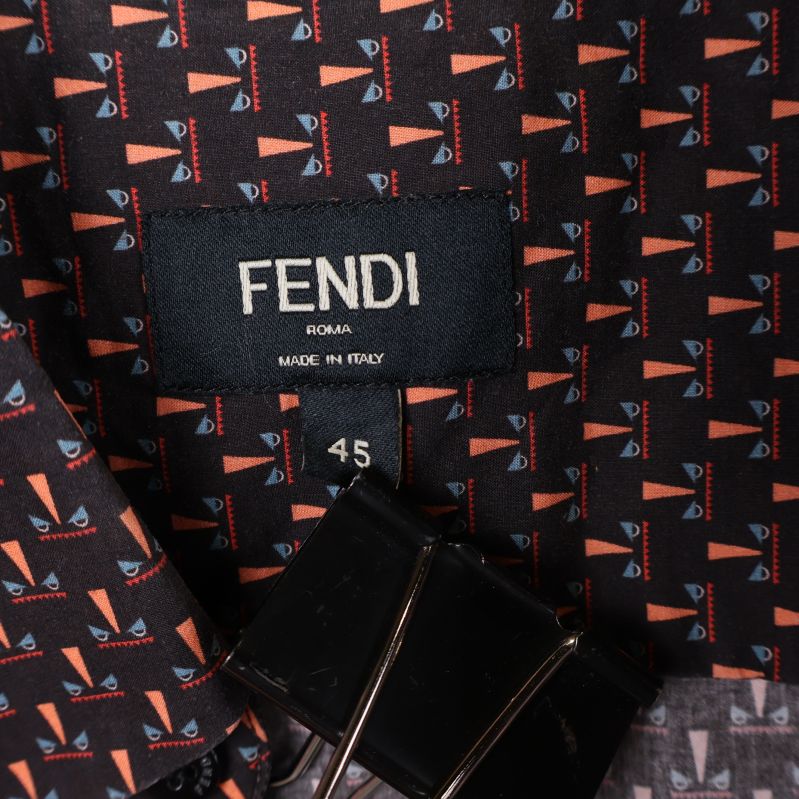Närbild på Fendi-logotyp och storlekslapp inuti kragen