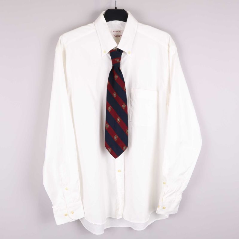 Vit skjorta med rödblå slips