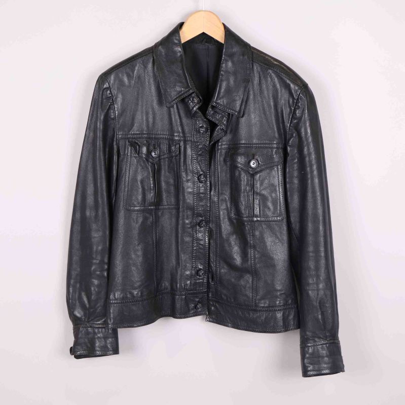 Svart skinnjacka framifrån