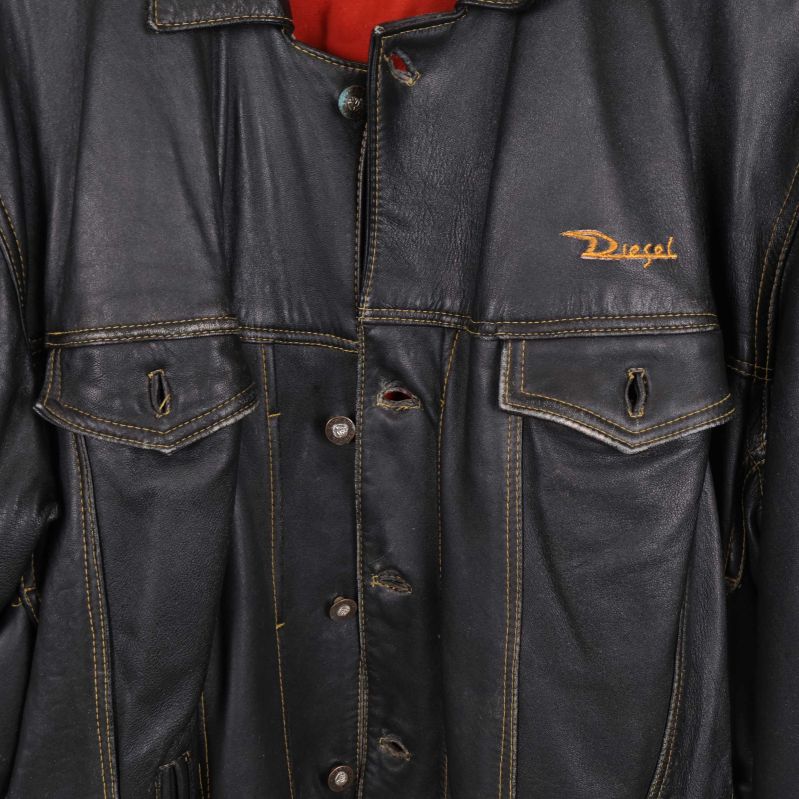 Broderad logga och fickor