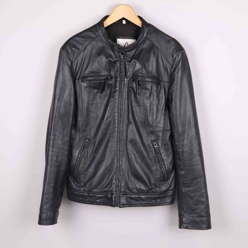 Framsidan med fickor och dragkedja