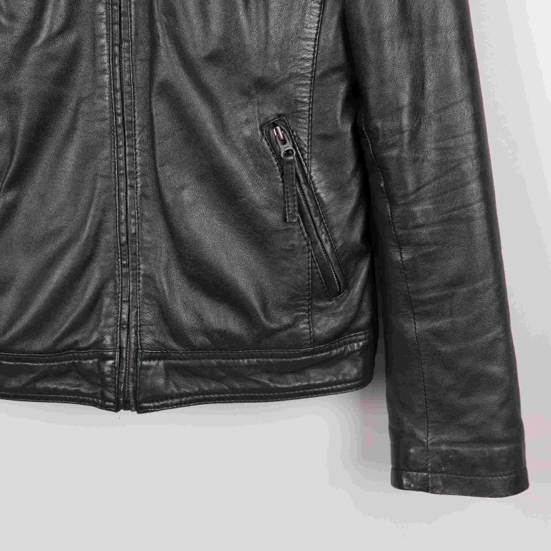 Detalj på jackans ärm och ficka