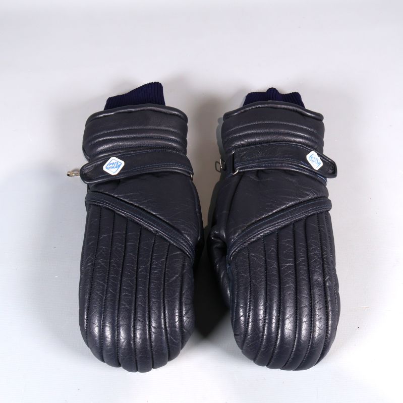 Ett par mörkblå vadderade vantar framifrån