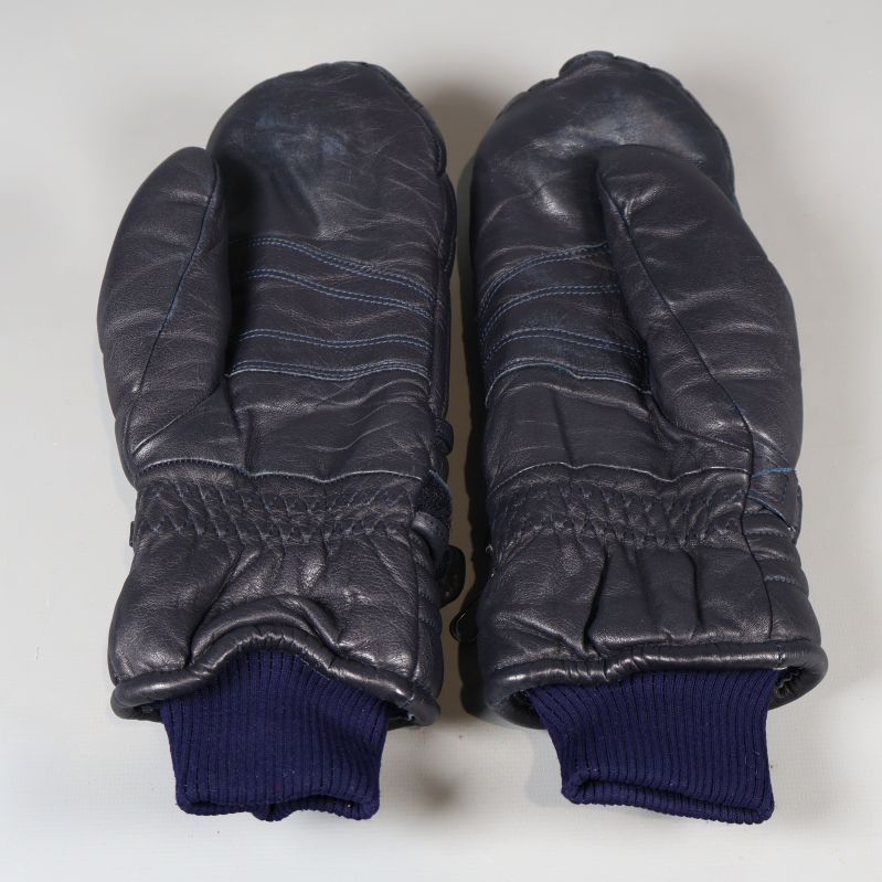 Vantar bakifrån med elastisk mudd i blått tyg