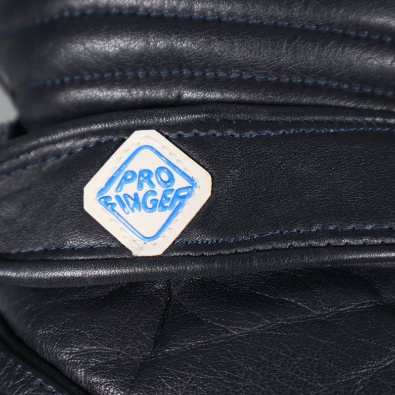Närbild av blå PRO FINGER-logga på vantar