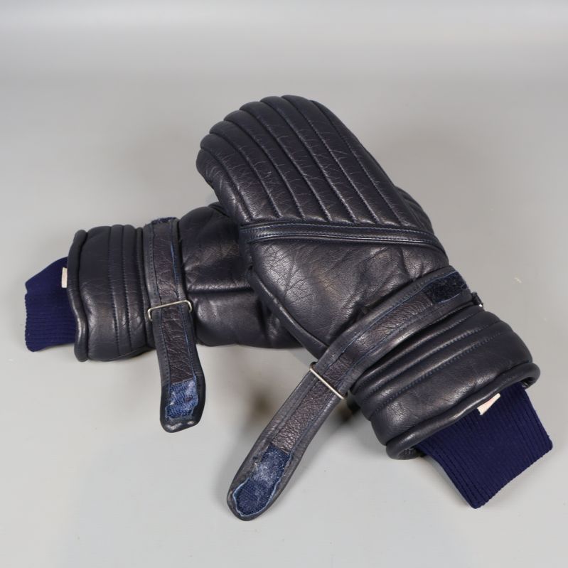 Vantar från sidan som visar struktur och spänne