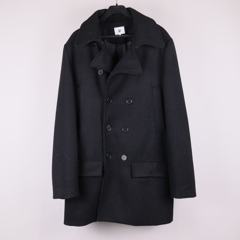 Svart dubbelknäppt kappa framifrån