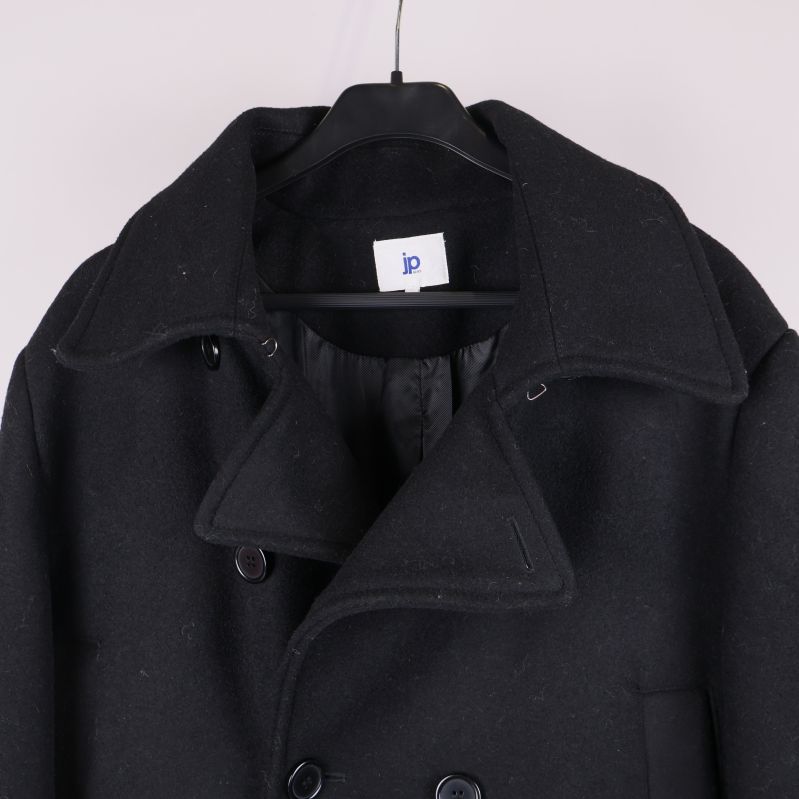 Detalj på krage och övre del av svart kappa