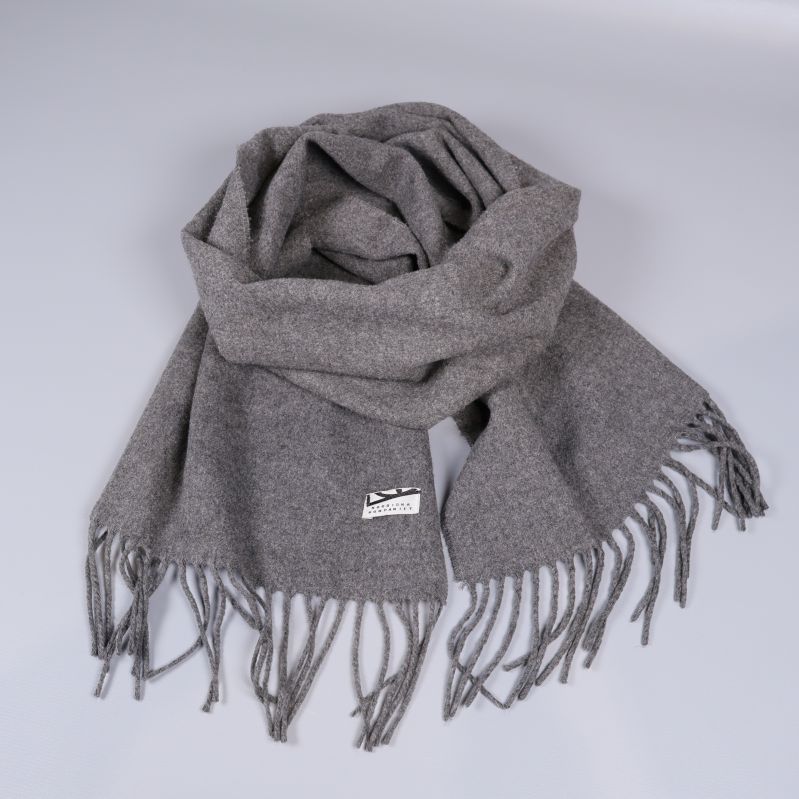 Grå halsduk med fransar och veckad form