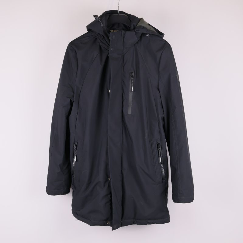 Svart parkas med huva fotad framifrån