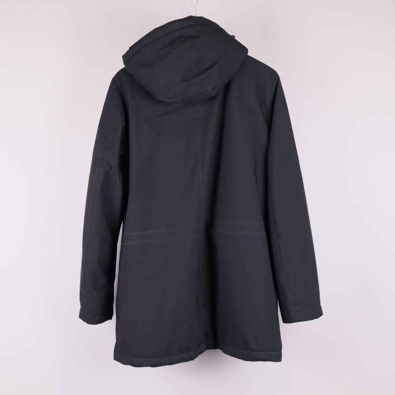 Svart parkas med huva fotad bakifrån