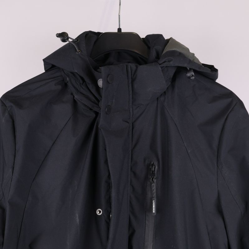 Närbild på parkasens krage och huva