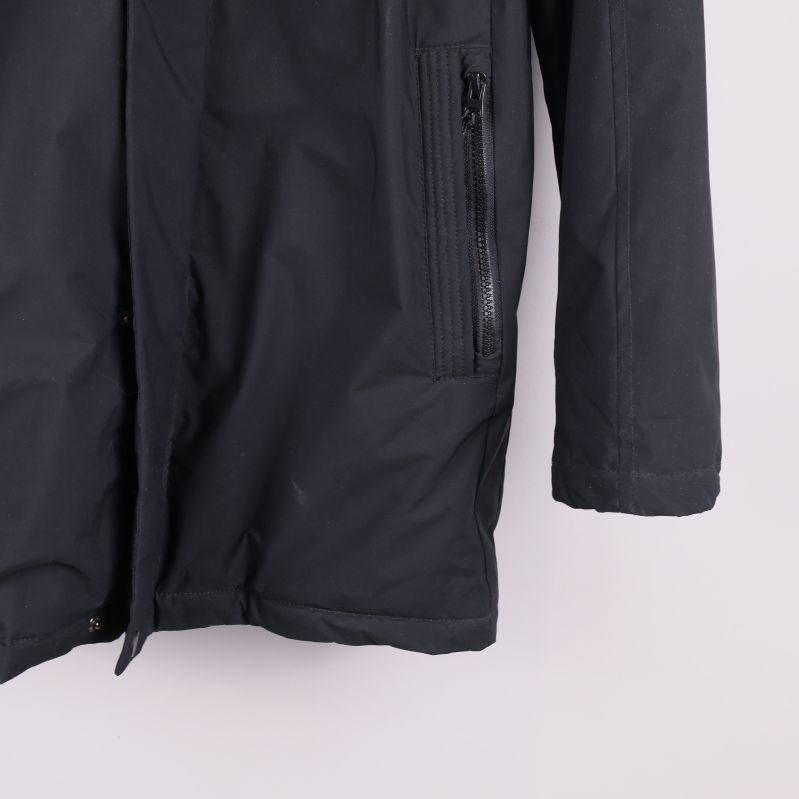 Närbild på jackans fickor och nederkant