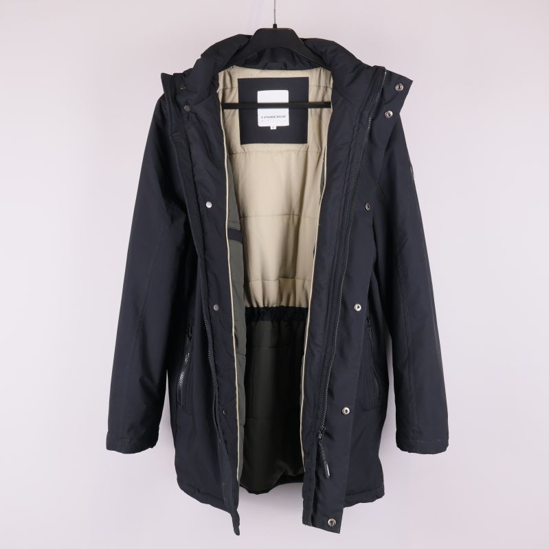 Öppen parkas som visar ljust foder inuti