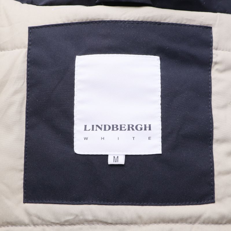 Etikett med texten Lindbergh White och storlek M