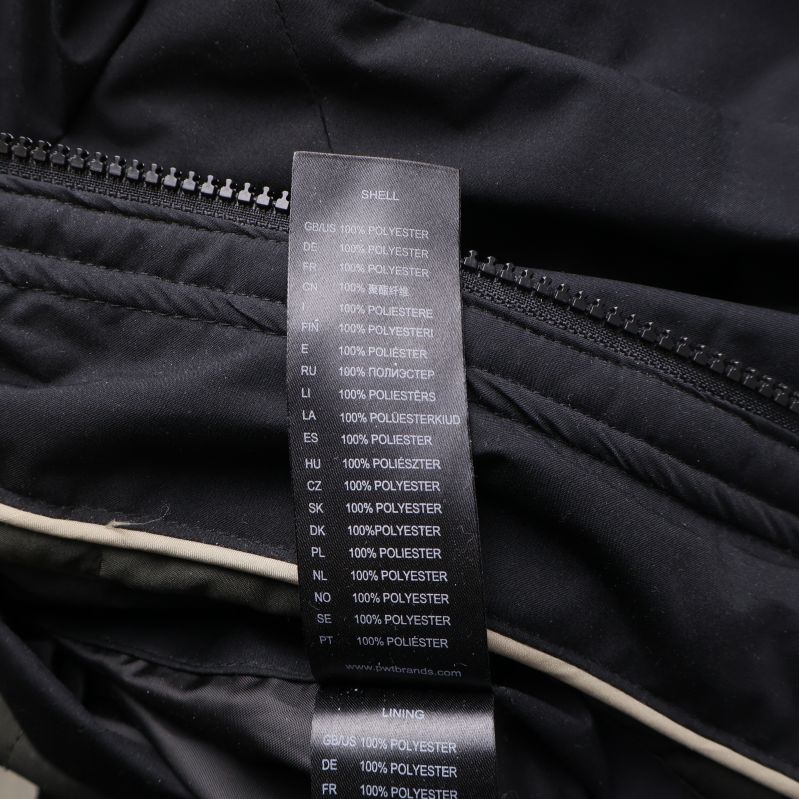 Svart etikett med materialinformation 100% polyester