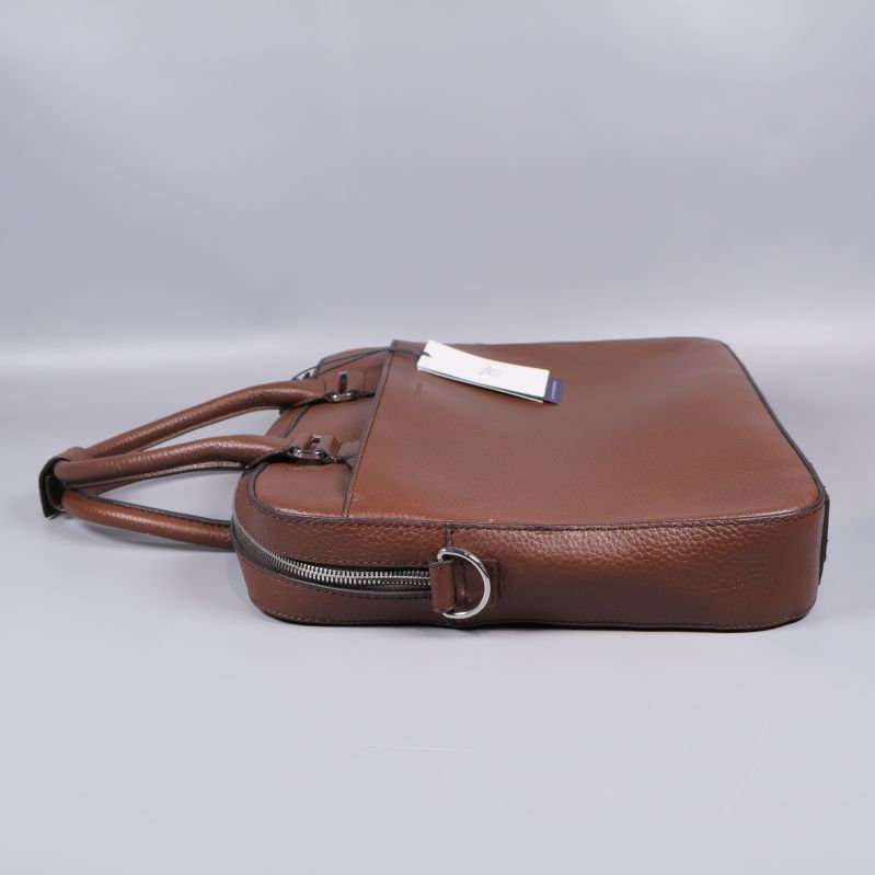 Brun datorväska fotograferad från sidan