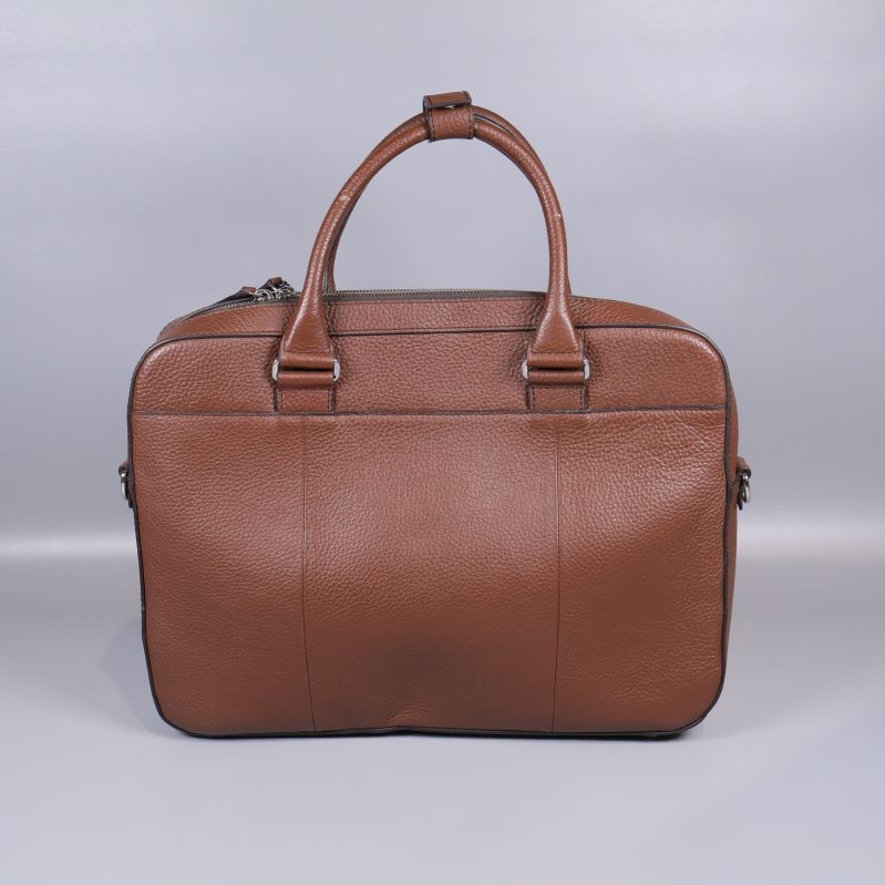 Baksidan av slät brun datorväska