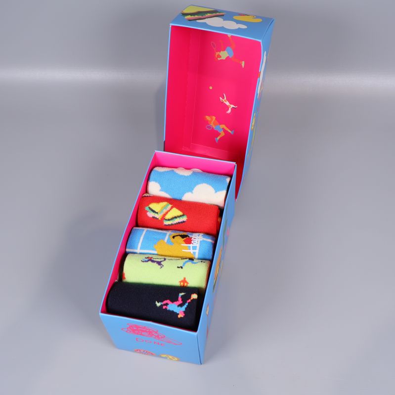 Presentask öppen med fem synliga strumpor i olika färger