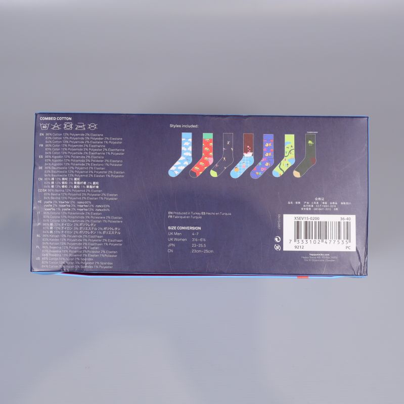 Baksida av förpackning visar illustration av sju olika strumpor