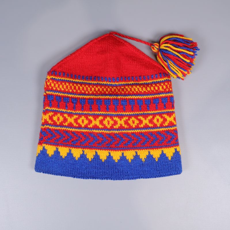 Stickad mössa med rött, blått och gult mönster