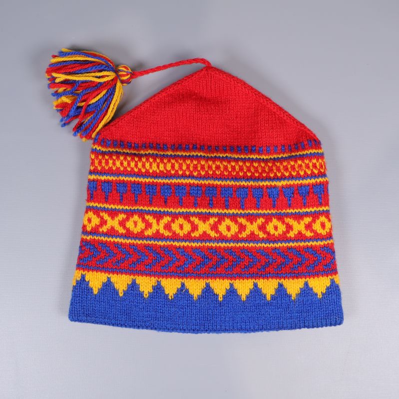 Stickad mössa med tofs sedd framifrån och bakifrån