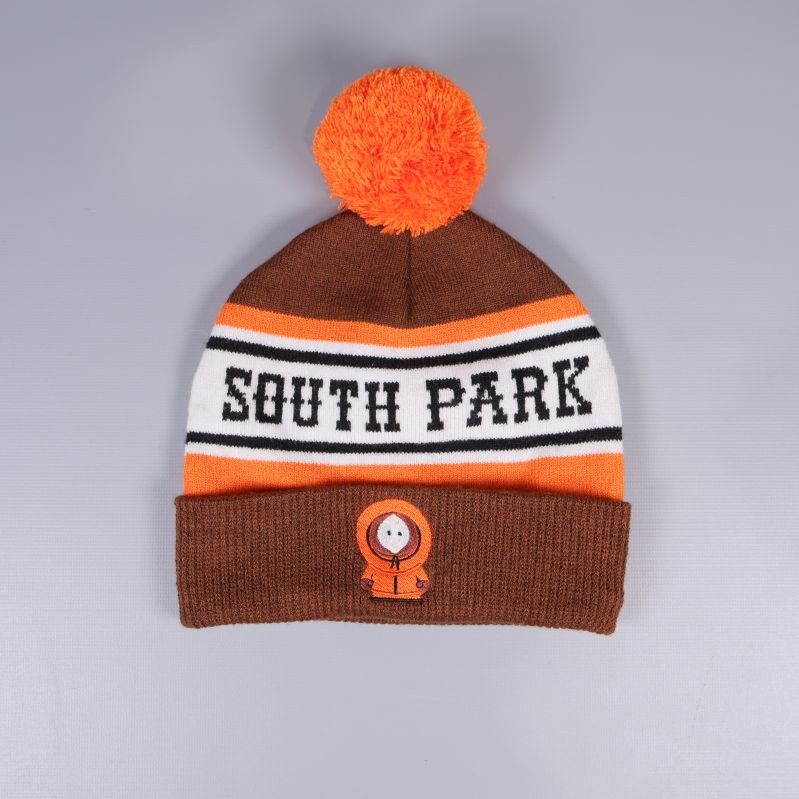 Framsida av brun South Park-mössa med tofs och logga