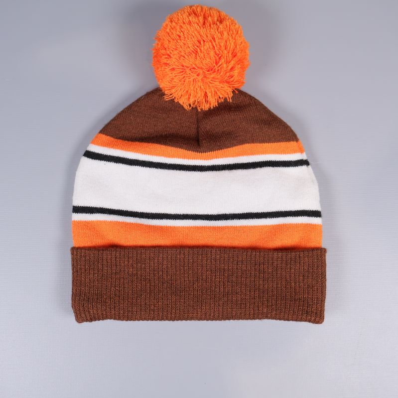 Baksidan av mössa med bruna, vita och orange ränder