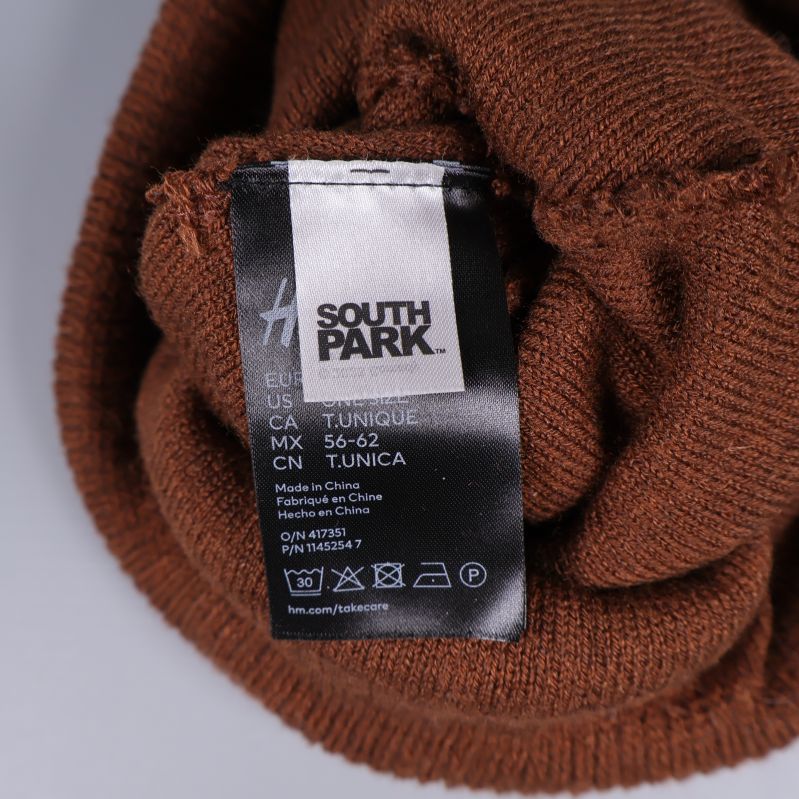 Tvätt- och South Park-märkning på mössans insida