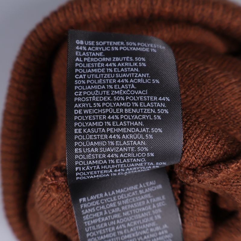 Materiallapp med 50% polyester, 44% akryl, 5% polyamid, 1% elastan