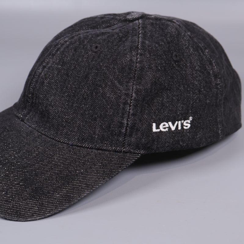 Närbild på Levis-logga på svart denimkeps