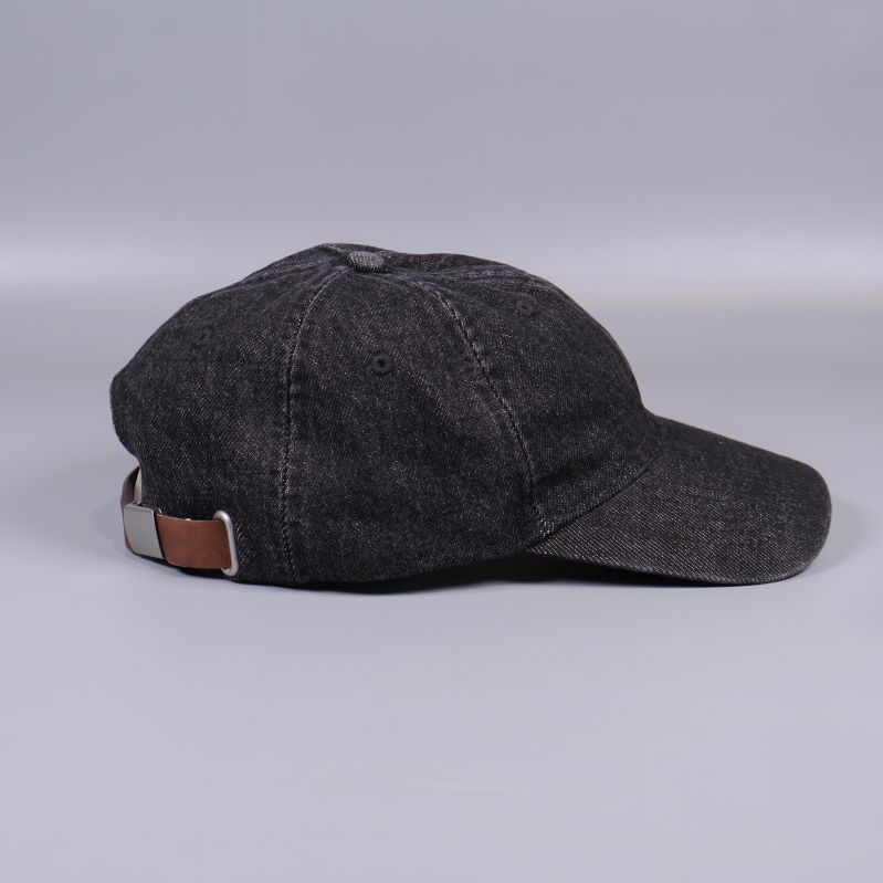 Svart denimkeps från sidan med justerbart brunt band