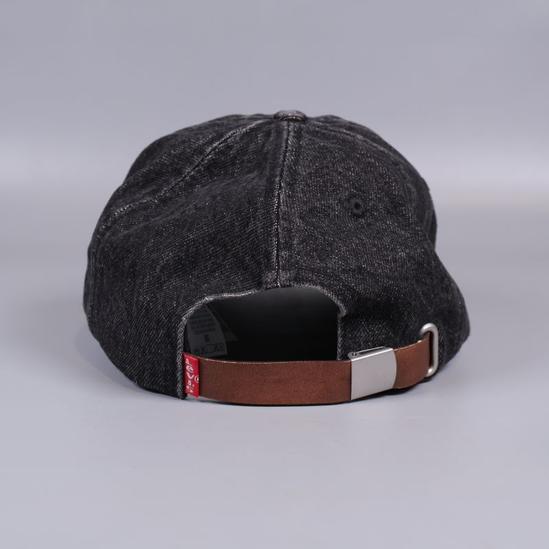 Baksidan av svart denimkeps med brunt justerband