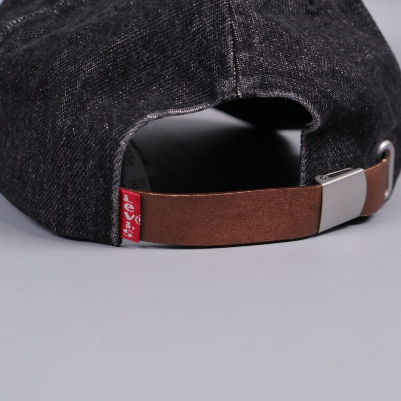 Närbild på bakre detalj och Levis-tag på denimkeps