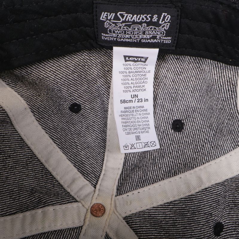 Materiallapp i keps med tvättråd och storlek