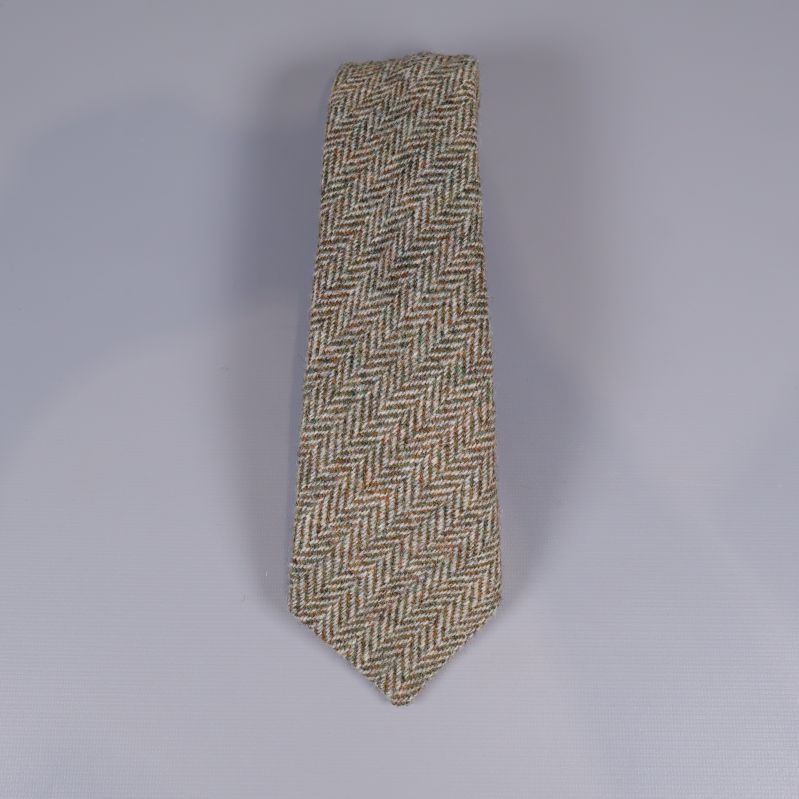 Slips med fiskbensmönster liggande utsträckt