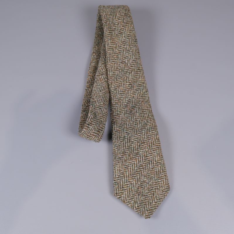 Slips med fiskbensmönster visas hängande