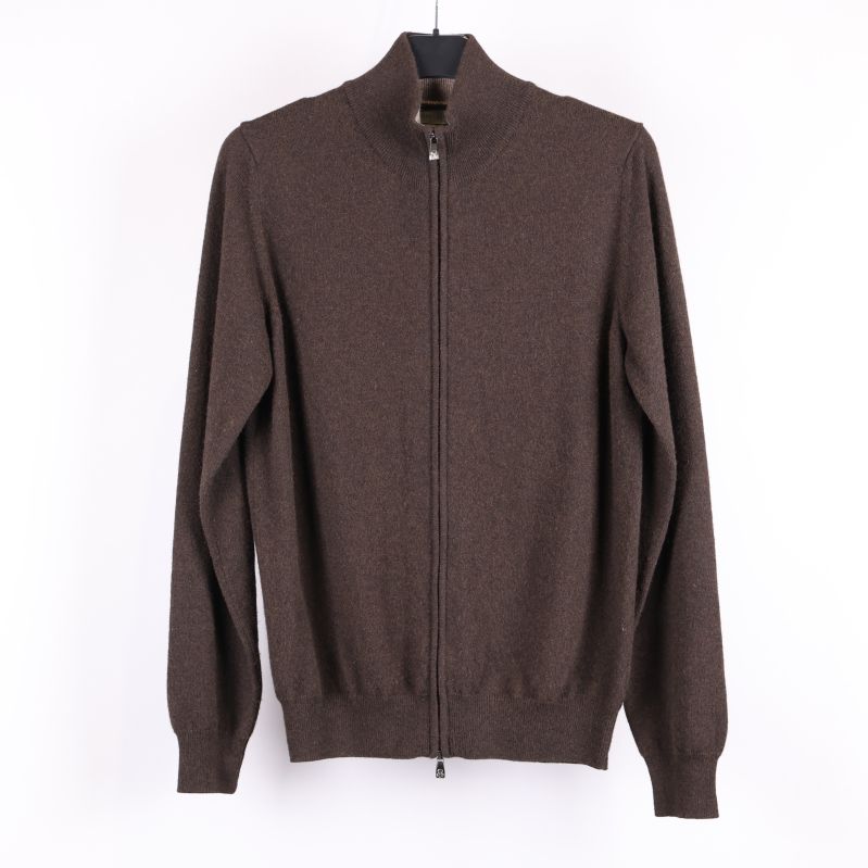 Brun ziptröja med hög krage visad framifrån
