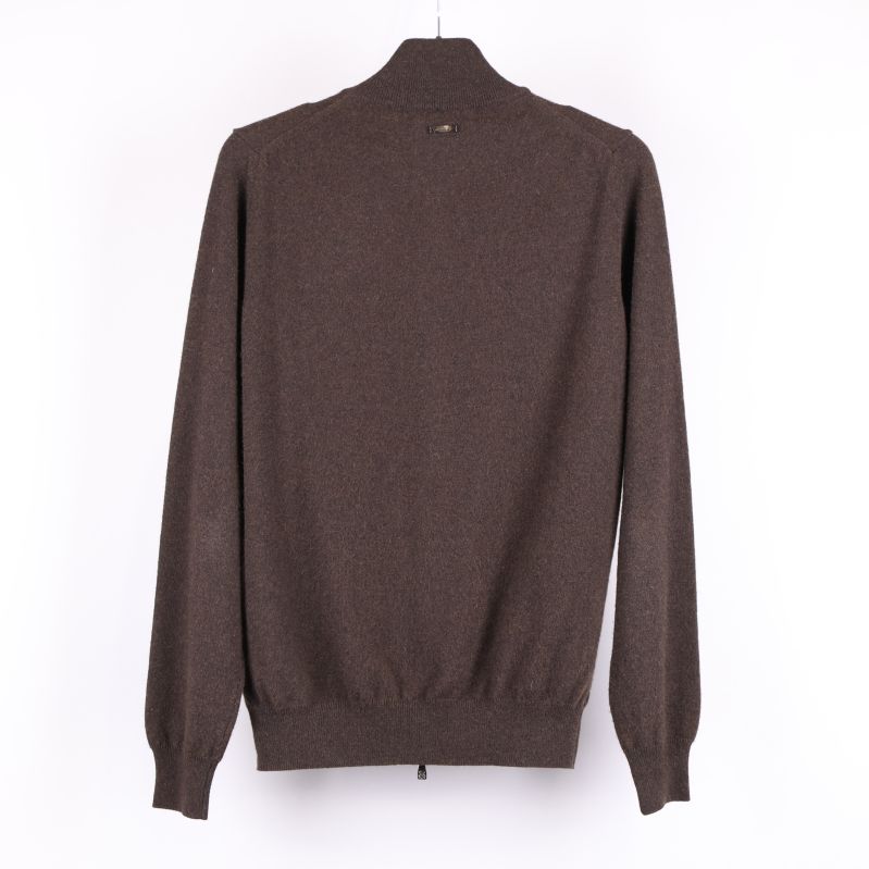 Brun ziptröja med hög krage visad bakifrån