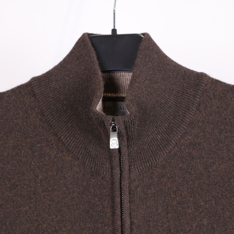 Närbild på krage och dragkedja av brun tröja