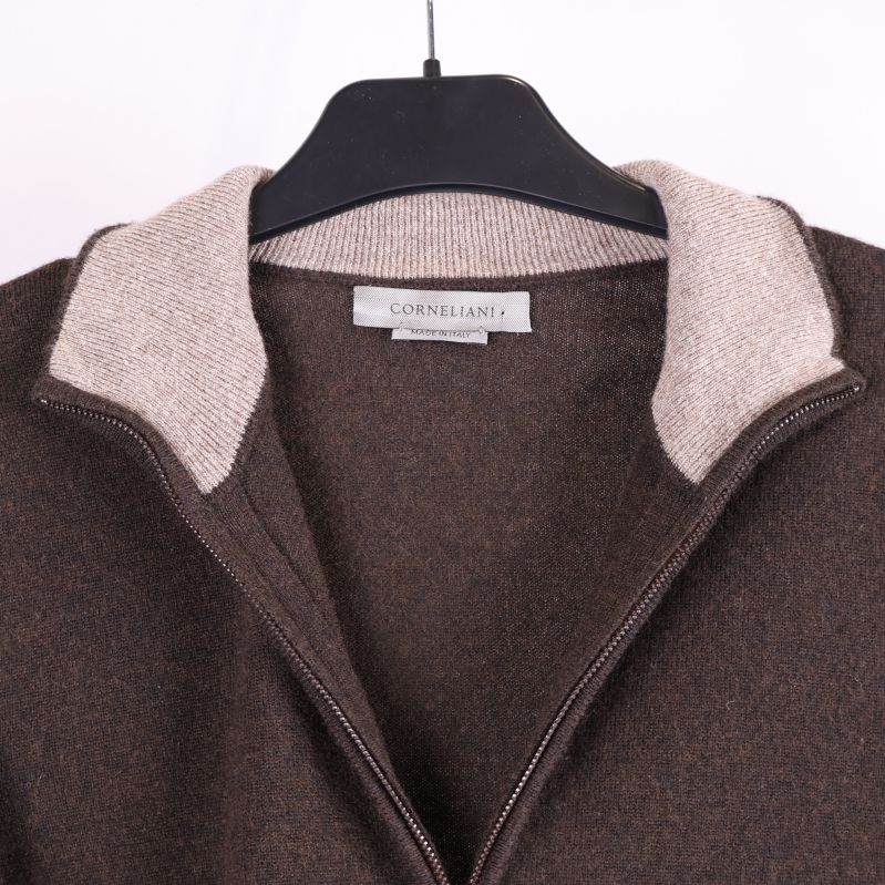 Innsida på krage med ljusbrun detalj