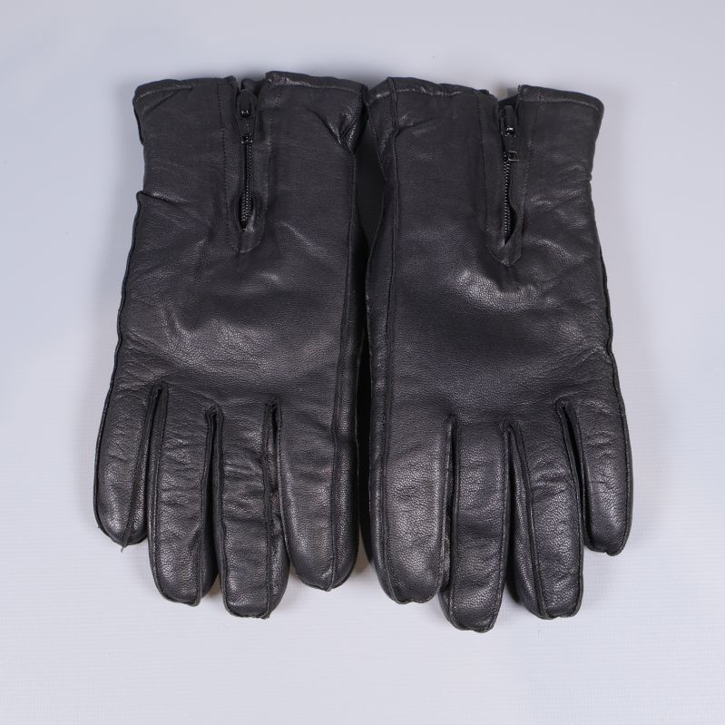 Svarta läderhandskar fotograferade ovanifrån