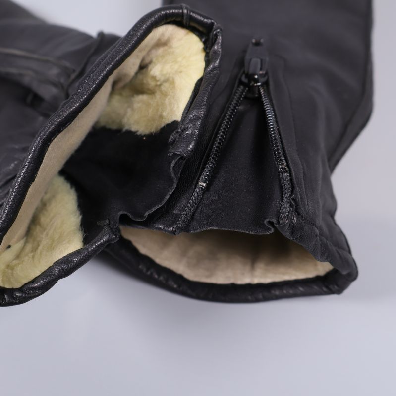 Insidan av handskarna med ljust foder och dragkedja öppen