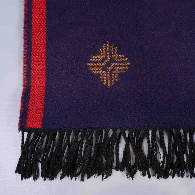Närbild på halsdukens vävda mönster och fransar